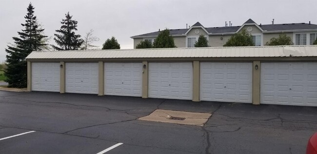 Building Photo - 2 Bedroom, 1.5 Bath Townhouse w/ Garage & Huge Master Bedroom. Full Sized Washer & Dryer In Unit.