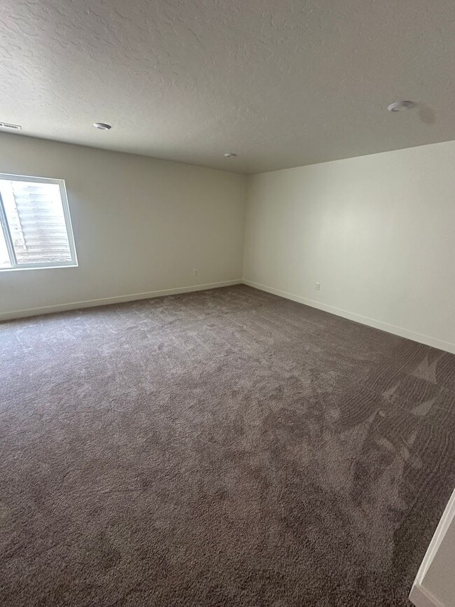 Building Photo - GORGEOUS EAGLE MOUNTAIN TOWNHOME!!!