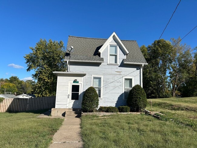 Primary Photo - Nice-sized 3-bedroom 1-bath home with a la...