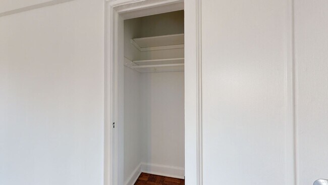 Building Photo - MacArthur Park One Bedroom W/Off Street Pa...