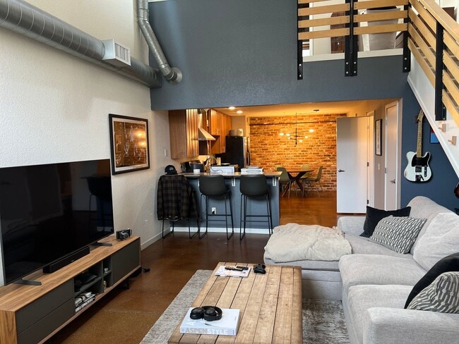 Building Photo - Amazing Condo Just Steps Away From It All!