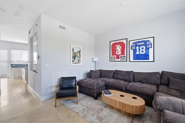 Building Photo - 832 N Victoria Park Rd