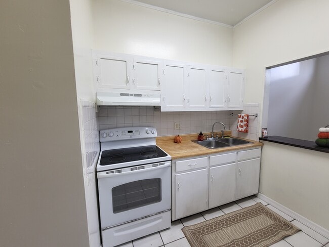 Building Photo - 207 W King St