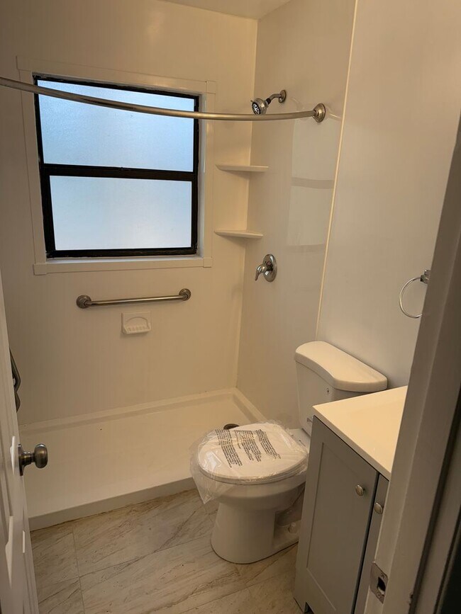 Building Photo - Water View - Remodeled 4 bedroom and 2 bath -  Sunroom
