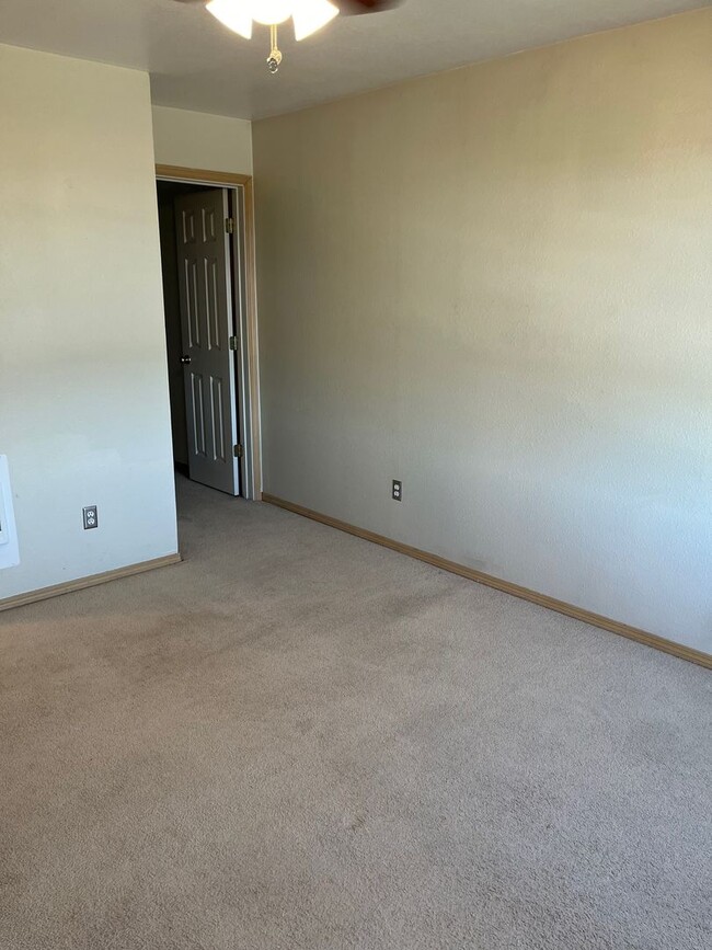 Building Photo - First Month's Rent FREE!! 2 bed 1Ba Top Fl...