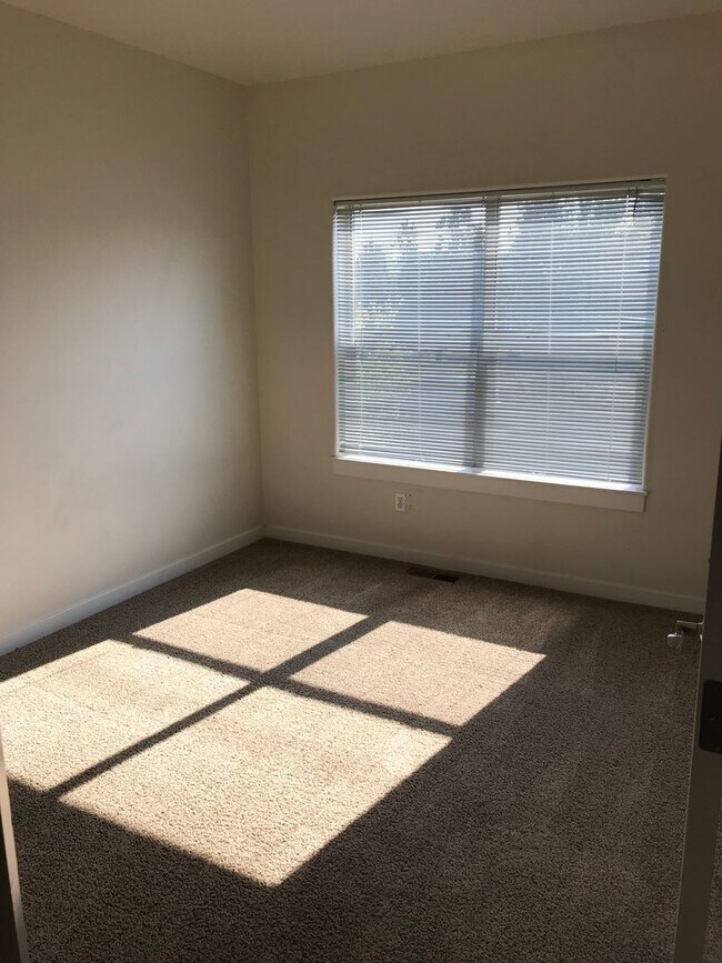 Building Photo - Hard to find 4 Bed, 3 Full Bath Home