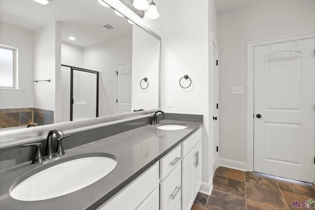 Building Photo - 471 Lake Breeze Dr