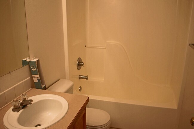 Building Photo - 3 Bedroom House For Rent in Oregon Water Wonderland