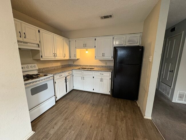 Building Photo - 1920 Lagonda Ave