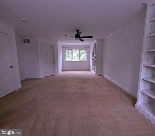 Building Photo - 957 Pinehurst Dr