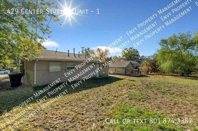 Building Photo - 429 Center St