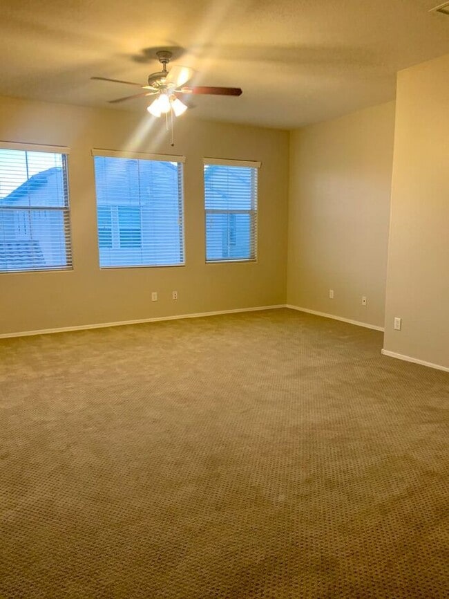 Building Photo - MOVE IN SPECIALS !! 4BD 3BA in South Tempe...