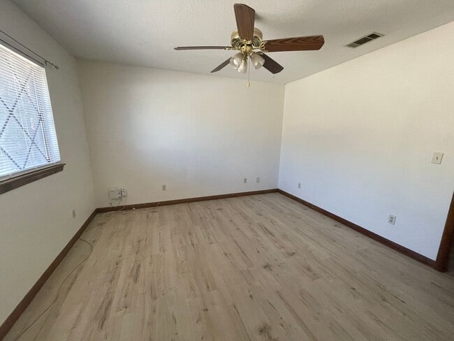Building Photo - Golf Course- On The Mesa 3 Bedrooms, 2 Bathrooms, New Paint,