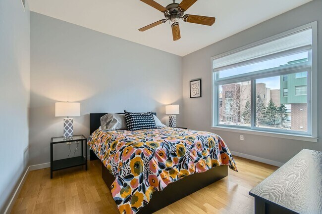 Building Photo - 2-BDR Retreat with Rooftop Pool & Gym