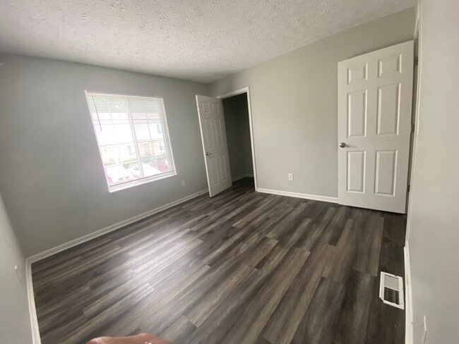 Building Photo - 2-Bedroom Townhome