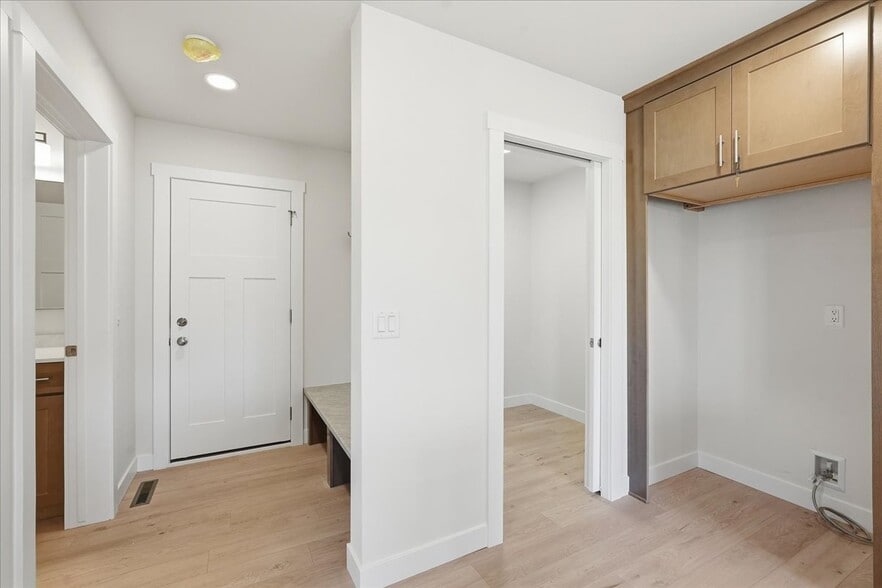 Building Photo - 990 Bell Cir