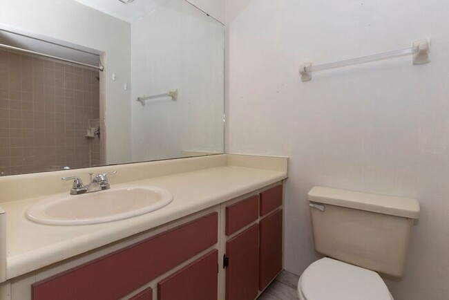 Building Photo - 2bedroom 2 bath townhouse with 2 car garage