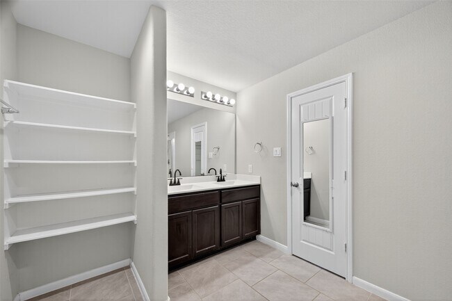 Building Photo - 718 Harvest Bluff Dr
