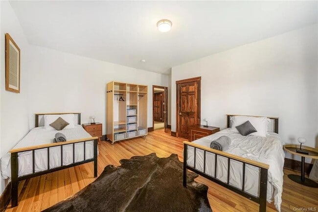 Building Photo - 10 Twin Lakes Rd