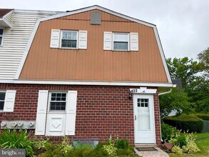 Building Photo - 422 Village Ln.