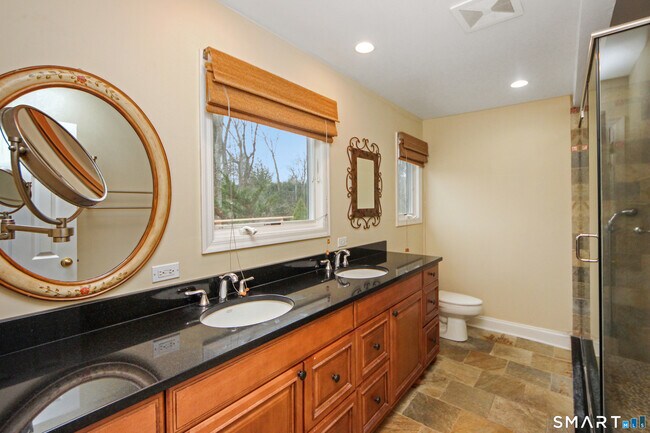 Building Photo - 950 Rock Rimmon Rd