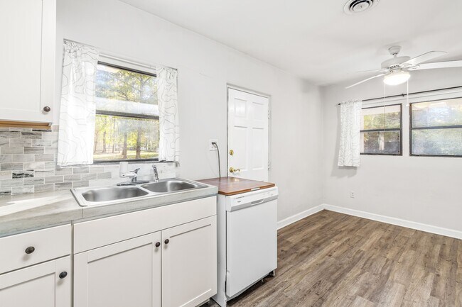 Building Photo - 300 Barclay Rd