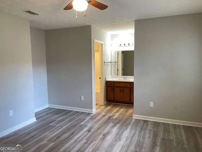 Building Photo - 5870 Sheldon Ct