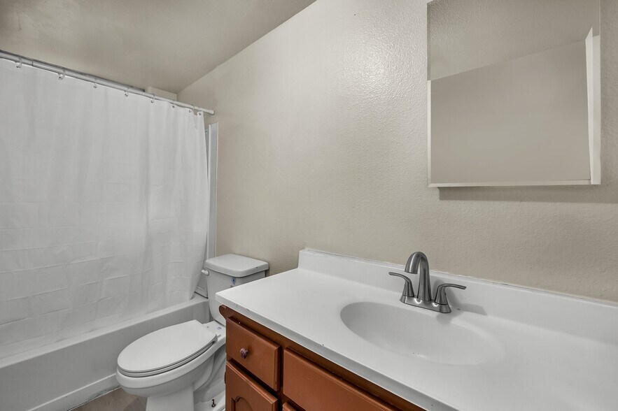 Building Photo - 5231 Huntington Dr N