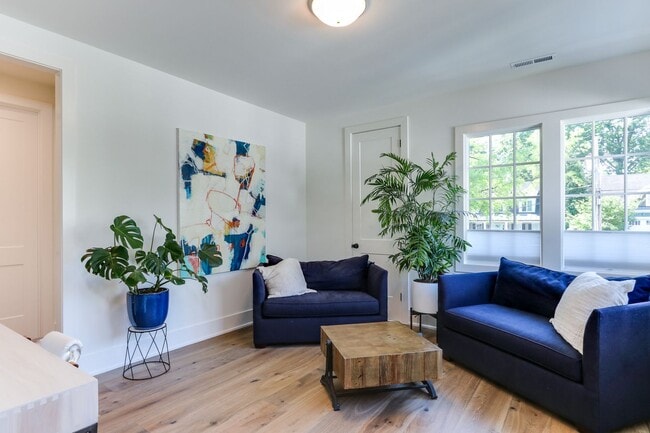 Building Photo - Extrordinary 4BD, 4.5BA Raleigh Home in an...