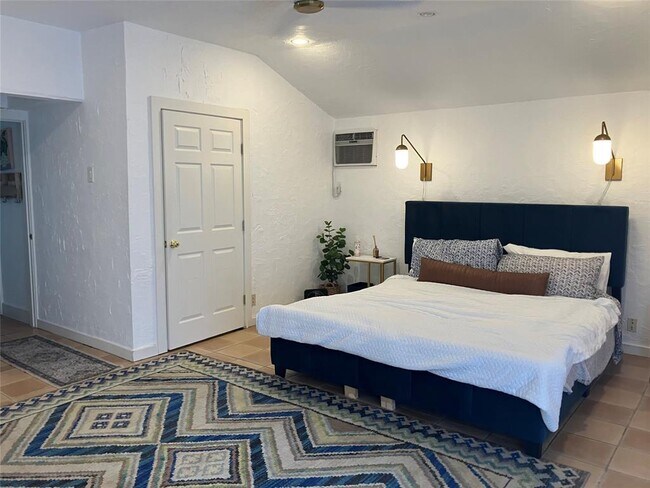 Building Photo - 1916 W 39th St