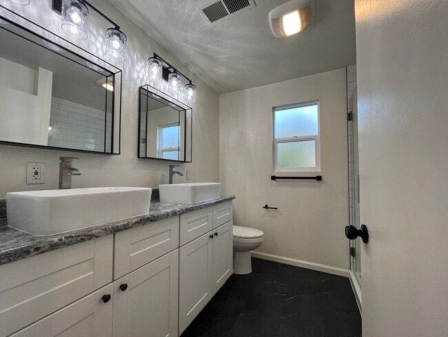 Building Photo - Pet Friendly! 2 Bed, 1 Bath Home with a Fu...