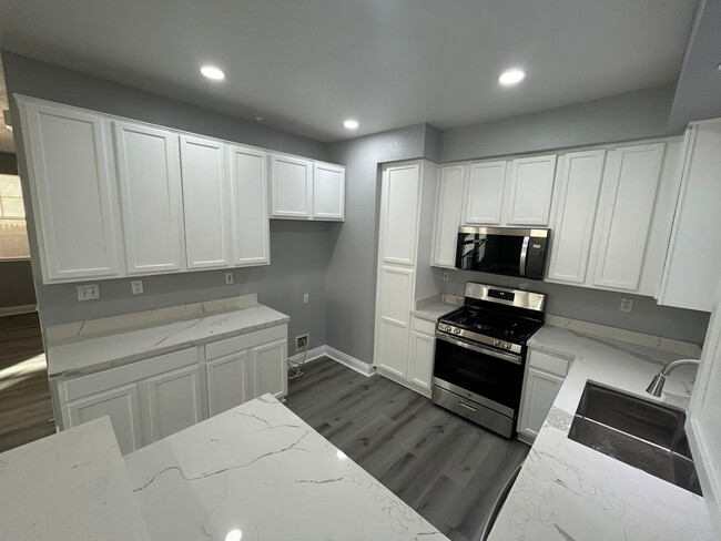 Building Photo - Newly Renovated 4 Bed 3 Bath Brentwood Home