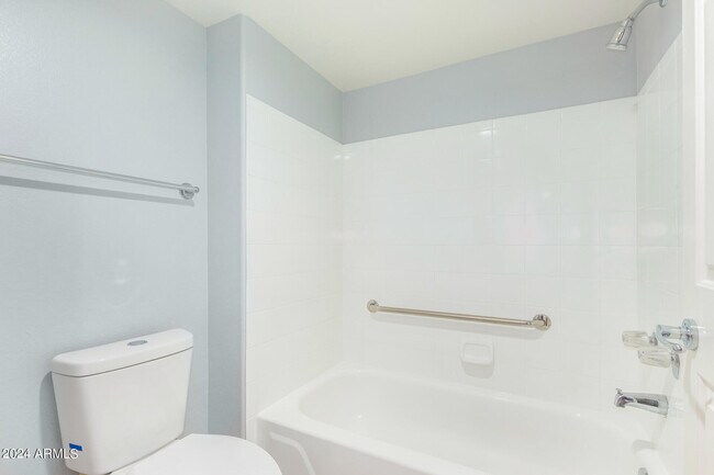 Building Photo - 9990 N Scottsdale Rd