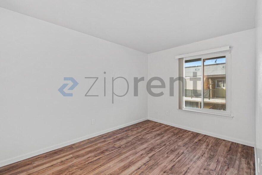 Building Photo - 100 Village Dr