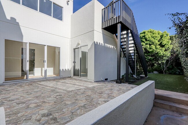 Building Photo - Beautifully Remodeled, 4BR4.5BA Hill Section Home w/ Amazing Panoramic Ocean Views, 3 Decks, Atri...