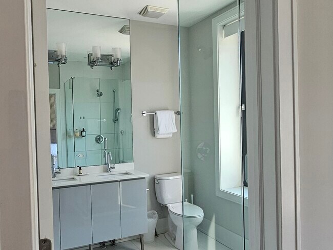 Building Photo - 318 S Halsted St