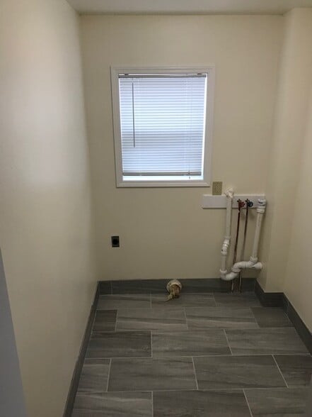 Building Photo - 1657 Green Bay St