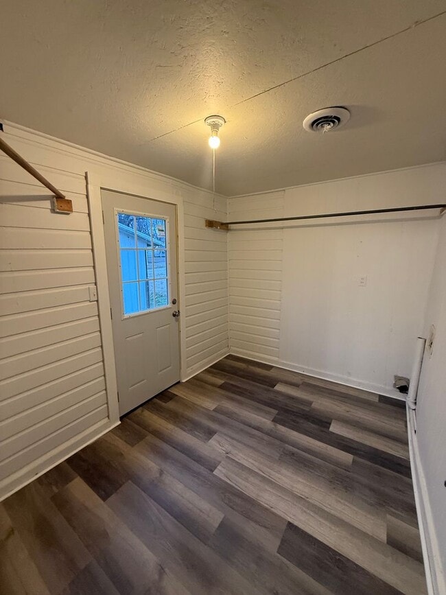 Building Photo - 406 S Oak St