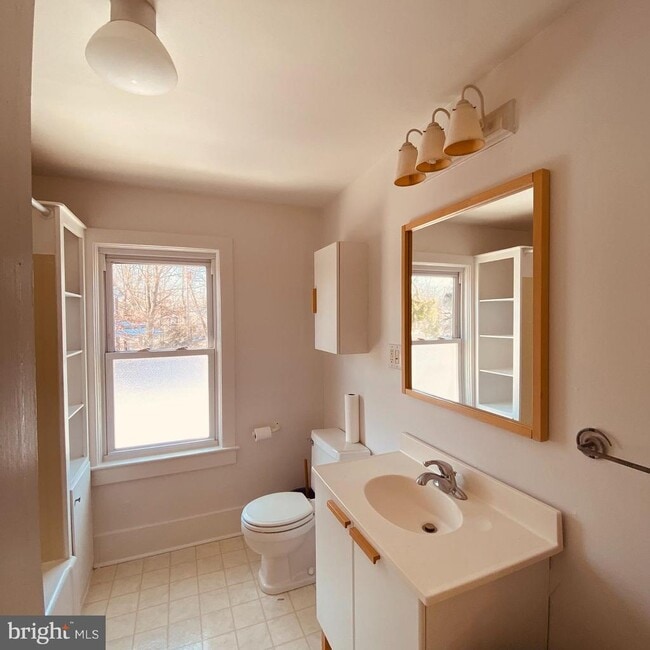 Building Photo - 328 S Broadway