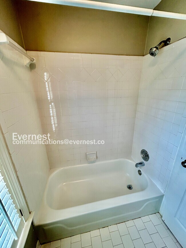 Building Photo - Limited Time Special Offer / Spacious 4 Bedroom Home in Suwanee / Large Yard / Pet Friendly