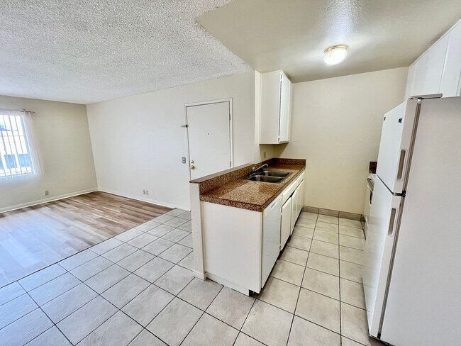 Building Photo - Upstairs 2BD/2BTH with Central A/C, Privat...