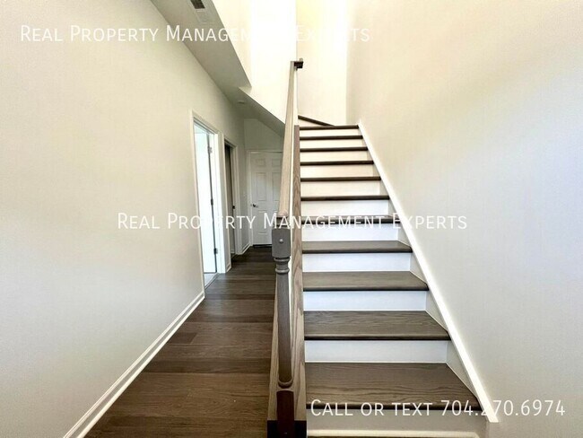 Building Photo - 211 Tamala St