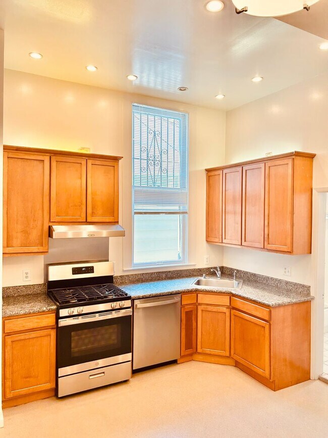 Building Photo - 2116-2118 Greenwich Street