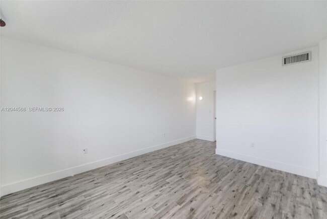 Building Photo - 2851 Leonard Dr