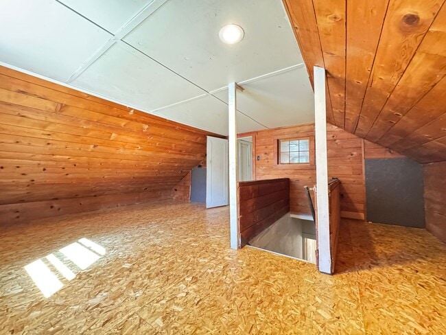 Building Photo - 2 Story home close to downtown