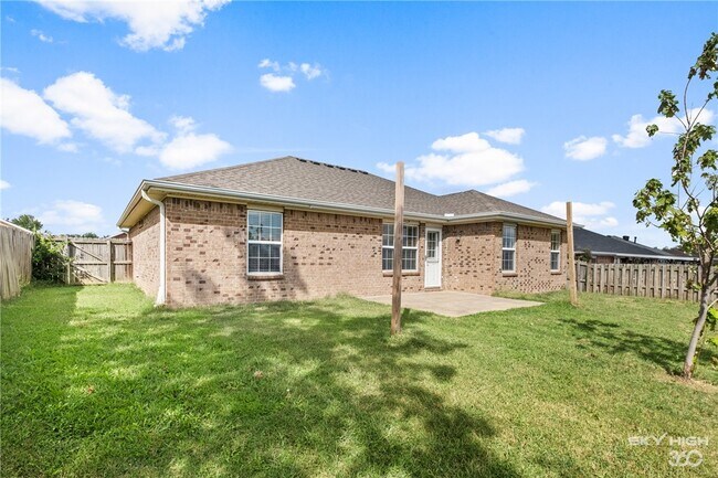Building Photo - 1002 Applewood Cir