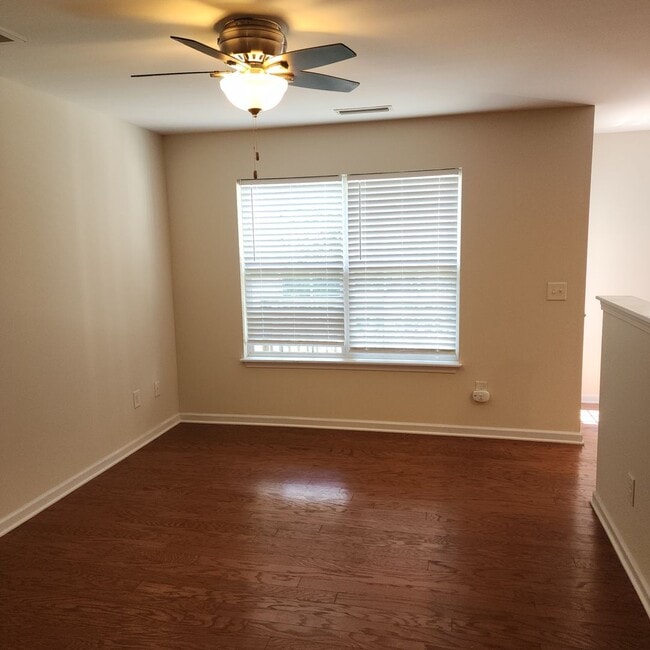 Building Photo - APPLICATION PENDING-3 Level Townhouse For ...