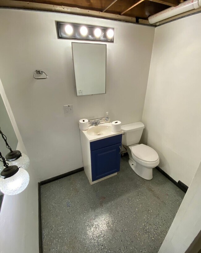 Building Photo - 2 Bedroom Home in Burlington VT Available ...