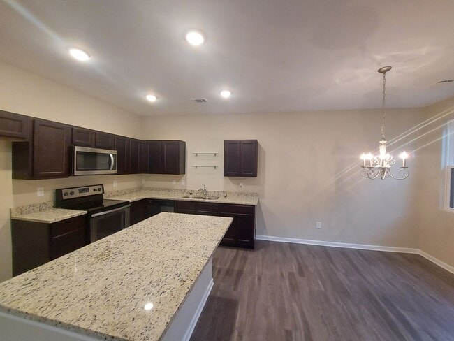 Building Photo - Newly Renovated Beautiful Townhome for Ren...