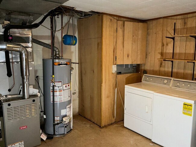 Building Photo - Very well maintained 4BR 2.5BA 5 level spl...